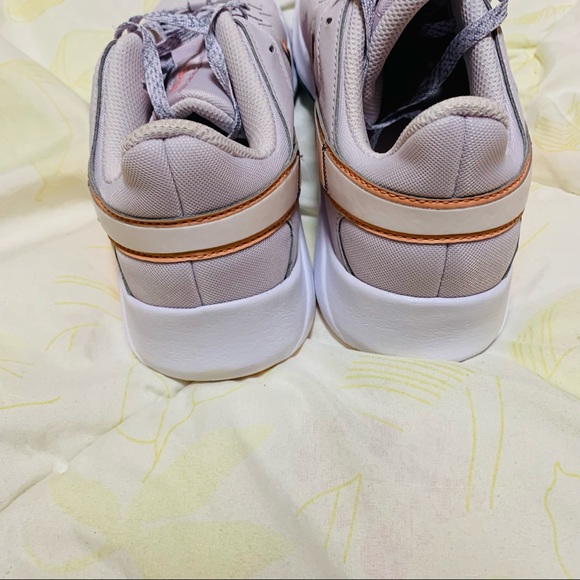 Nike Legend Essential 2 Ashen Slate Crimson Tint Womens Size: 8 New With Box - Picture 7 of 8